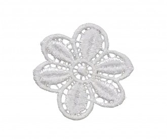 Een opnaaibare witte bloemapplicatie met een doorsnee van 50 mm  Prijs per stuk