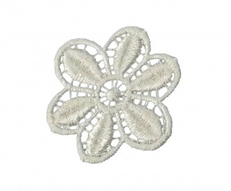 Een opnaaibare cremekleurige bloemapplicatie met een doorsnee van 50 mm  Prijs per stuk.
