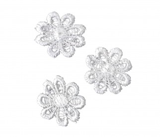 Een opnaaibare witte bloemapplicatie  Doorsnee ongeveer 24 mm