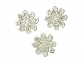 Een opnaaibare cremekleurige bloemapplicatie  Doorsnee ongeveer 24 mm