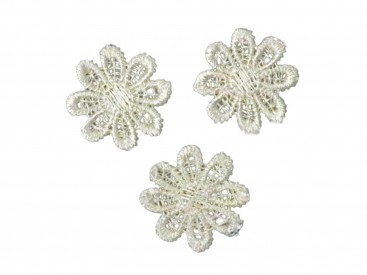 Een opnaaibare cremekleurige bloemapplicatie  Doorsnee ongeveer 24 mm