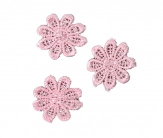 Een opnaaibare zachtroze bloemapplicatie  Doorsnee ongeveer 24 mm