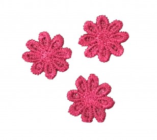 Een opnaaibare pinkkleurige bloemapplicatie  Doorsnee ongeveer 24 mm