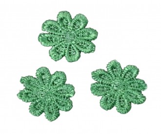 Een opnaaibare appelgroene bloemapplicatie  Doorsnee ongeveer 24 mm