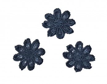 Een opnaaibare donkerblauwe bloemapplicatie  Doorsnee ongeveer 24 mm