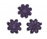 Een opnaaibare paarse bloemapplicatie  Doorsnee ongeveer 24 mm