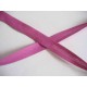 Fuchsia kleurig biaisband van 1.2 cm breed.