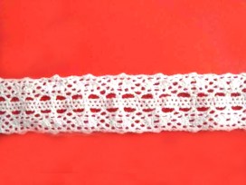 Wit kantklos kant van 25 mm. breed  Door dit kantje kan eventueel een satijn lintje worden geweven van 3 mm. breed.  100% katoen