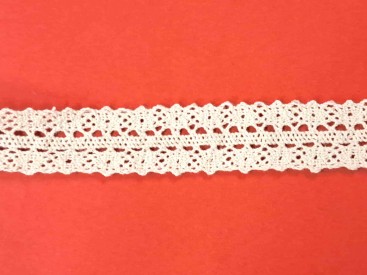 Ecru kantklos kant van 25 mm breed  Door dit kantje kan eventueel een satijn lintje worden geweven van 3 mm. breed.  100% katoen