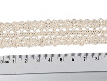 Ecru kantklos kant van 25 mm breed  Door dit kantje kan eventueel een satijn lintje worden geweven van 3 mm. breed.  100% katoen