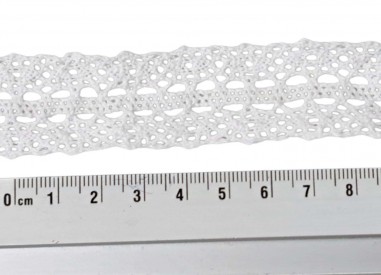 Wit kantklos kant van 25 mm. breed  Door dit kantje kan eventueel een satijn lintje worden geweven van 3 mm. breed.  100% katoen