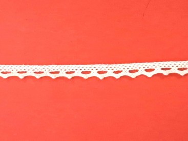 Ecru kantklos kant van 11 mm. breed  100% katoen