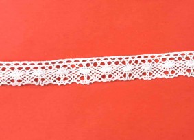 Wit kantklos kant van 20 mm. breed  100% katoen