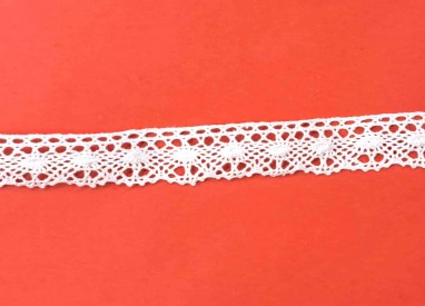 Wit kantklos kant van 20 mm. breed  100% katoen