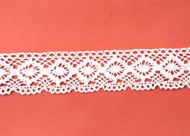 Wit kantklos kant van 32 mm. breed  100% katoen