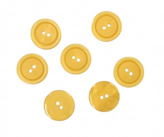 Kunststof knoop 2 gaats  Eigeel  Doorsnee ongeveer 15 mm