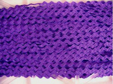 Zigzagband Paars  Breedte ongeveer 9 mm. (Gemeten aan de buitenkant van de boogjes)  De golf is ongeveer 4 mm breed.  100% pes