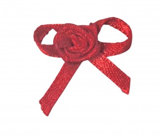 Een opnaaibaar rood roosje met strik applicatie  Het strikje is ongeveer 2,5 cm breed  Afmetingen ongeveer 2,5 x 2,5 cm 