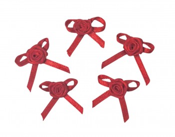 Een opnaaibaar rood roosje met strik applicatie  Het strikje is ongeveer 2,5 cm breed  Afmetingen ongeveer 2,5 x 2,5 cm 