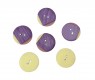 Een paars/roze/gele kunststof knoop  Doorsnee ongeveer 17,5 mm.  Met 2 gaten