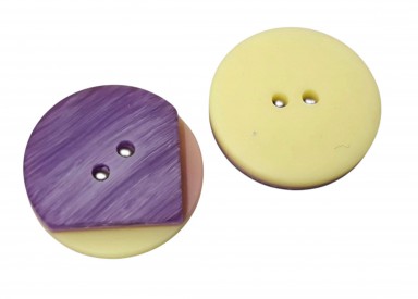 Een paars/roze/gele kunststof knoop  Doorsnee ongeveer 20 mm.  Met 2 gaten