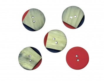 Een groen/blauw/rode kunststof knoop  Doorsnee ongeveer 20 mm.  Met 2 gaten