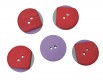 Een rood/groen/paarse kunststof knoop  Doorsnee ongeveer 20 mm  Met 2 gaten