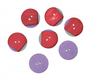 Een rood/groen/paarse kunststof knoop  Doorsnee ongeveer 15 mm  Met 2 gaten