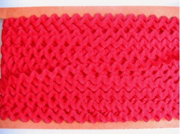 Zigzagband rood  Breedte ongeveer 9 mm. (Gemeten aan de buitenkant van de boogjes)  De golf is ongeveer 4 mm breed.  100% poly