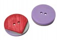 Een rood/groen/paarse kunststof knoop  Doorsnee ongeveer 15 mm  Met 2 gaten
