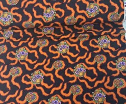 Rowan & Westminster  Zwarte quiltkatoen met oranje krinkel en bloem.  100% katoen  1.14 mtr.br.  Eerst wassen met koud water.