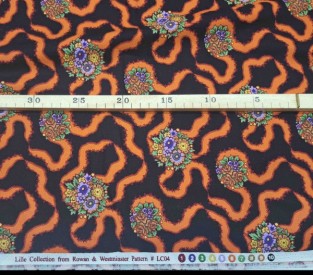 Rowan & Westminster  Zwarte quiltkatoen met oranje krinkel en bloem.  100% katoen  1.14 mtr.br.  Eerst wassen met koud water.