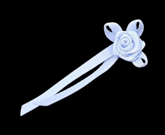 Een opnaaibaar roosstrikje van 4.5 x 2 cm. Lichtblauw. Prijs is per stuk en ze worden per stuk verkocht