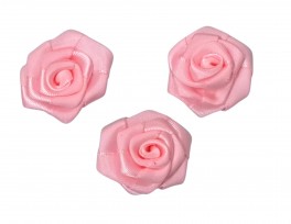 Corsage. Een roze opnaaibare roos applicatie  Doorsnee ongeveer 30 mm  Deze roosapplicaties worden per stuk verkocht