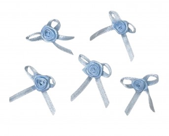 Een opnaaibaar roosstrikje van ongeveer 25 x 30 mm  Lichtblauw  Deze roos/strikjes worden per stuk verkocht