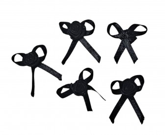 Zwart roosstrikje opnaaibaar  Ongeveer 20 x 25 mm  Deze roos/strikjes worden per stuk verkocht