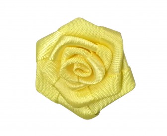 Corsage. Een gele opnaaibare roos applicatie  Doorsnee ongeveer 30 mm  Deze roosapplicaties worden per stuk verkocht