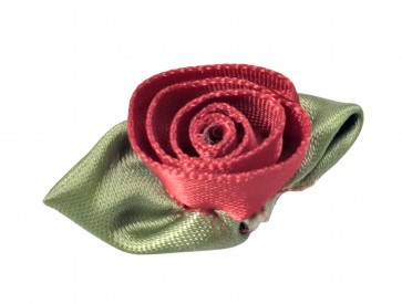 Opnaaibare bloemapplicatie  Rood roosje met groen bladvormig strikje  Ongeveer 30x15 mm.  Worden per stuk verkocht