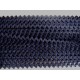 Zigzagband donkerblauw  Breedte ongeveer 9 mm. (Gemeten aan de buitenkant van de boogjes)  De golf is ongeveer 4 mm breed. 