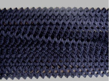 Zigzagband donkerblauw  Breedte ongeveer 9 mm. (Gemeten aan de buitenkant van de boogjes)  De golf is ongeveer 4 mm breed. 