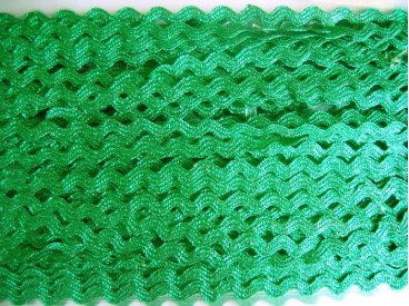 Zigzagband glanzend, beetje glitter groen  Breedte ongeveer 9 mm. (Gemeten aan de buitenkant van de boogjes)  Golf circa 5 mm br