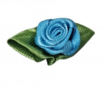 Opnaaibare bloemapplicatie  Aqua roosje met groen bladvormig strikje  Ongeveer 30x15 mm.  Worden per stuk verkocht