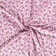 Een oudroze poplin/katoen met rood/roze roosjes. 100% Katoen 1.45 mtr. br. 110 gram p/m2