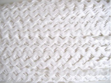 Zigzagband wit  Breedte ongeveer 12 mm. (Gemeten aan de buitenkant van de boogjes)  De golf is ongeveer 5 mm breed.  