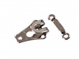 Broekhaak met sluiting. Opnaaibaar.  Zilverkleurig metaal.  De haak is ongeveer 20 x 14 mm  De sluiting is 20 mm lang