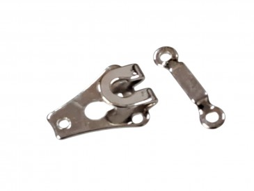 Broekhaak met sluiting. Opnaaibaar.  Zilverkleurig metaal.  De haak is ongeveer 20 x 14 mm  De sluiting is 20 mm lang