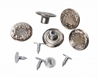 Jeans inslagknoop met 3 sterren en takjes.  Helder zilverkleur.   Doorsnee 17 mm  Metaal, (ook de achterkant).