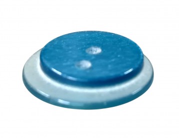 Een dubbele kunststof knoop 2-gaats. Aqua.  Doorsnee ongeveer 15 mm  Het zijn 2 knopen die samengeperst zijn tot 1 knoop.