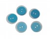 Een dubbele kunststof knoop 2-gaats. Aqua.  Doorsnee ongeveer 15 mm  Het zijn 2 knopen die samengeperst zijn tot 1 knoop.