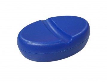 Magnetisch speldenkussen. Kleur blauw. Materiaal: plastic naaldkussen met een magneet erin. Afmetingen:  10 x 7 cm